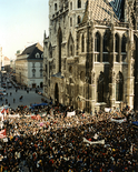 Demonstration gegen Schwarz-Blau, 2000

Analoger C-Print, ca. 30,5 x 24,5 cm, gerahmt
Auflage: 10 + 5 AP, rückseitig signiert

Ausrufpreis: 400,-