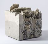 Hart und weich zugleich, 2022

Gips, Beton und Lack, ca. 19 x 19 x 23 cm
auf der Unterseite signiert und beschriftet

Ausrufpreis: 650,-
