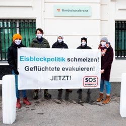 SEPA.Media KG | Martin Juen | www.sepa.media WIEN, OESTERREICH - 19. JAENNER: Protestaktion SOS Mitmensch gegen Politik der Kälte gegenüber Geflüchteten 'Wir stellen demBundeskanzler einen Eisblock auf' am Ballhausplatz vor dem Bundeskanzleramt am 19. Jaenner 2021 in Wien, Oesterreich.